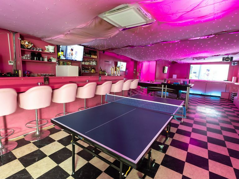 お一人様も気軽に座ることができるカウンター席を完備