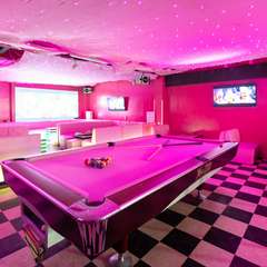 ビリヤード、ダーツ、アームレスリングなどで一晩中遊び尽くす