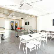 2階と3階にフロアが分かれています。そのため、各階ごとの貸切にも対応可能。どちらのフロアでも、同じように設備が整えられています。親しい者同士で集まって、和気あいあいと過ごしましょう。