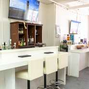 一人で退屈に過ごしている夜は【Amusement BAR 超SWAG】へ、足を運んでみてください。自然と人の輪の中に溶け込んでいくことができます。一人でも気軽に通えて、好きなように過ごせるバーです。