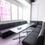 ゆったりできる窓際のソファー席は、座り心地が良く人気があります。ドリンク飲み放題で料理は持ち込みできるため、合コンのプランも立てやすく場所を探している方にオススメ。