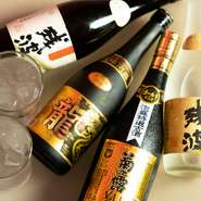 泡盛が初めての方にも飲みやすい『残波』や『古里20度』。定番の『菊之露ブラウン』。古酒をブレンドしてコクを出した『久米仙ブラウン』や『龍ゴールド25度』なども楽しめます。