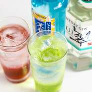 注文を受けてから、一杯ずつお酒とジュースを合わせてつくってもらえます。どれも口当たりが良くて、ついつい飲みすぎてしまいそうな予感…。お酒に弱い方は、気軽に相談を。