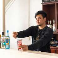 「どのようにすれば、お客様がもっと楽しんでいただけるのか」をいつも考え、接客に対するモチベーションを高く保っています。ゲストの期待に応えるための努力を欠かしません。