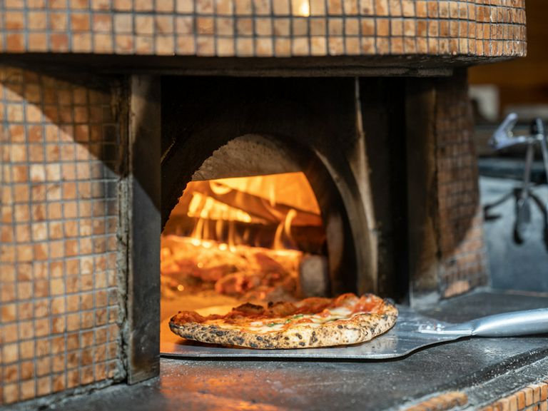 芳ばしい香りが広がる、焼きたてのピッツァ