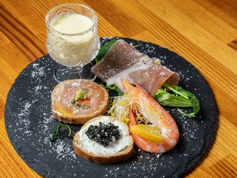 本日のオススメを盛り合わせた『前菜盛り合わせ』