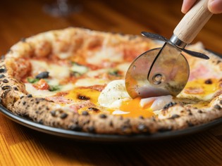 研究を楽しみ、おいしさを編み出す、手づくりのピッツァ