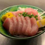 新鮮な野菜や魚、A5飛騨牛など厳選した食材を仕入れています。鈴木氏自身が和食、特に刺身が好きなこともあり自宅でもよく魚を卸しているとか。盛付けの色彩にもこだわった、旬のおいしい料理を堪能できます。