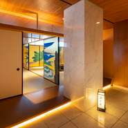金屏風の個室は、2022年12月のオープンまで、一般には公開されてこなかった特別な場所。静かな水平線を眺めるようなガラスのオブジェと、力強い松と波の風景で、室内にいながら熱海の自然を感じられます。