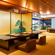 日本の情緒溢れる広々としたお座敷は、2部屋を繋げて最大12人まで座ることが出来ます。接待や会食の場所として、特別な人をもてなしたいときにぴったり。ワインや日本酒など、お酒の種類も豊富です。
