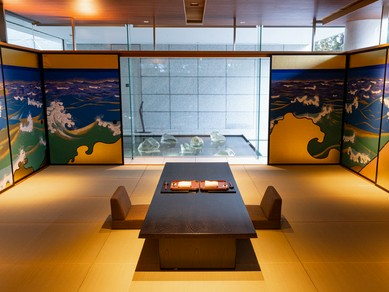 落ち着いた和の雰囲気に身を任せ、アートと食を堪能できる