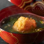 『前菜』でさまざまな料理に心躍った後、一息休ませるような料理の『椀物』。注目したいのは、徹底した温度管理の下、丁寧に引かれた鰹だしです。旬の食材の香りと温かさが体を包み込み、ほっと心安らぐはず。