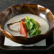 毎月内容は変わりますが、例えば2月の『強肴』は、旬の寒鰆と野菜がメインのお鍋。手の込んだ和風だしがベースです。牛乳やマスカルポーネチーズといった意外性のある隠し味で、コクのある一品に仕上がっています。