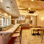 店内は、コンクリート打ちっぱなしの天井が印象的な、インダストリアルでスタイリッシュな雰囲気です。ワンポイントの木目がセンスの良さを感じさせます。さまざまなシーンで利用可能なカフェのような和食店です。