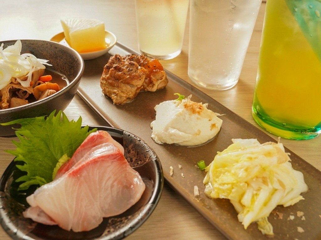 カウンターでスタッフとの会話を楽しみながら食事とお酒を