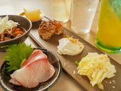 カウンターでスタッフとの会話を楽しみながら食事とお酒を