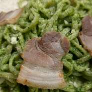 ジェノヴェーゼ・パスタのからし菜風！自家製スーチカと一緒に
