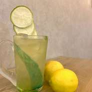 たくさんのレモンを一つずつ手絞り。はちみつとキビ糖、数種類のスパイスと一緒に漬け込んだ自家製のレモンシロップを使用し甘酸っぱい味わいに仕上げた特製レモンサワーです。