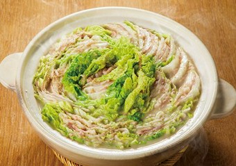 上質な和牛のような細かいサシが入った肉質が特徴のブランド豚「キビまる豚」を絶品・ミルフィーユ鍋で！