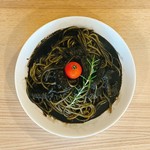 紋甲イカとトマトとイカスミを煮込んだパスタ