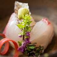 四季折々の食材をふんだんに使った懐石料理。その中でも旬の魚の『お造り』や、人気の『椀物』は、その味わいを愉しみに訪れる人もいるほど。季節感あふれる一つ一つの味わいに、幸せを感じるひと時です。
