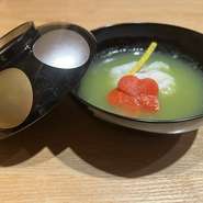 日本料理の主ともいえる『椀物』。蛤、鱧、松茸など、その時々の季節の上質な食材の旨みを、存分に堪能できる逸品です。