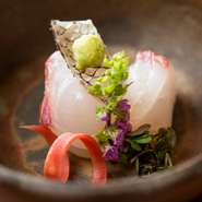 料理長が目利きし入荷。旬を味わう魚介類の『お造り』