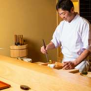 「気取らずにゆっくりと寛いでいただけるお店です。おいしい料理とお酒で、愉しい時間を過ごしていただければ何より」と柏原氏。大切な時にこそ訪れたい、温かなもてなしがここにあります。
