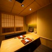 4名用と8名用の大小の個室を完備しています。また、カウンター席もとてもゆったりとしたつくりなので、記念日や接待など大切なおもてなしにも最適。贅沢な時間を過ごせます。
