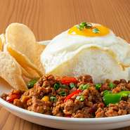 エスニックな味わいでリピーターの心を掴む、タイの定番料理の一つ『ガパオライス』