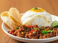 エスニックな味わいでリピーターの心を掴む、タイの定番料理の一つ『ガパオライス』