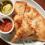 チキンケサディーヤ　サルサ・ワカモレ添え