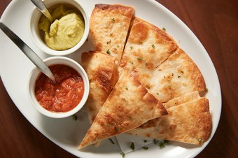 チキンケサディーヤ　サルサ・ワカモレ添え