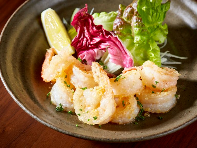 ガーリックの香りが食欲をくすぐるハワイアンな一皿『ガーリックシュリンプ』