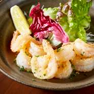 ガーリックの香りが食欲をくすぐるハワイアンな一皿『ガーリックシュリンプ』