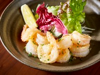 ガーリックの香りが食欲をくすぐるハワイアンな一皿『ガーリックシュリンプ』