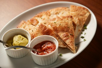 チキンのケサディーヤ サルサ・ワカモレ添え