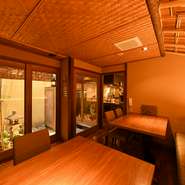 庭園を望めるテーブル席。大切な方とのひと時ををお過ごし下さい。