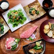 青ひげ厳選の広島牛サーロインがお楽しみいただけるコースです。そして、コウネ刺しや広島県産カキなどが食べれて、更に飲み放題付！デザートプレートのプレゼントがあるので、記念日にもぴったりです。