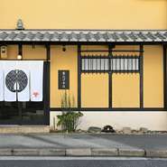 広島でも随一のにぎわいを見せる八丁堀の【青ひげ本店】は、広島牛や海鮮が楽しめる隠れ家レストラン。「立町」や「八丁堀」の電停・バス停からすぐの便利な場所にありながら、喧騒を忘れる落ち着いた空間です。