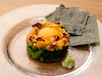 隠れた広島名物『うにホーレン』は、同店オリジナルの冷製でも提供。海鮮素材の鮮度にこだわる同店ならではのメニューです。濃厚なうにの甘みがホウレンソウの味わいにマッチ。お酒もすすむ一品です。