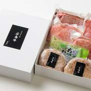 A4等級のステーキの王道、ヒレとサーロイン、そして青ひげのおすすめのランプとイチボの4種類のステーキをそれぞれ約150gずつ、さらには広島牛100%ハンバーグと広島の吉和産わさびを詰め込んだ青ひげが誇る贅沢なギフトです。
12,000 円(税込)