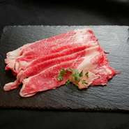 広島のソウルフード!?のコウネ。コウネは、すき焼き、焼肉、炒め物、BBQ、しゃぶしゃぶ等、自宅でもギフトでも最適です！一頭から2㎏ほどしか取れないコウネは、前足から脇辺りの方のバラ肉のこと。旨味たっぷりでコリコリとした歯ごたえのある食感。噛めば噛むほど脂の甘味が口いっぱいに広がります。
3,000円(税込)～　（250g～）