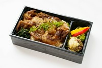 青ひげ厳選の広島牛の素材の美味しさを生かした特製すき焼が食べられる間違いないお重です。※最低配達金額 15,000 円