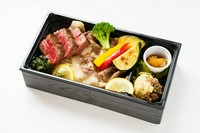 青ひげ厳選の赤身と脂のバランスの最高な広島牛特上ロースステーキと鉄板で焼き上げた広島牛焼肉が食べられる豪華なお重です。※最低配達金額 15,000 円