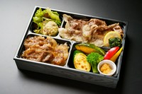 青ひげ厳選の広島牛の特製すき焼と鉄板で焼き上げた広島牛の焼肉が食べられるお得なお弁当です。※最低配達金額 15,000 円