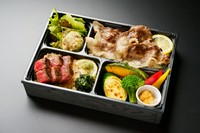 青ひげ厳選の赤身の旨みたっぷりの広島牛特上赤身ステーキと鉄板で焼き上げた広島牛焼肉が食べられる贅沢なお弁当です。※最低配達金額 15,000 円