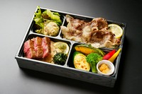 青ひげ厳選の赤身と脂のバランスの最高な広島牛特上ロースステーキと鉄板で焼き上げた広島牛焼肉が食べられる豪華なお弁当です。※最低配達金額 15,000 円