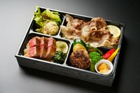 青ひげ厳選の上質な赤身ときめ細やかな柔らかさを兼ね備えた広島牛ヒレステーキと鉄板で焼き上げた広島牛焼肉、広島牛ミニハンバーグが食べられる至高の広島牛づくし弁当です。※最低配達金額 15,000 円