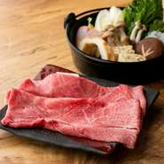 少し甘めの関西風の割下と早く食べられるように煮る関東風のスタイルを取り入れた【あかめちゃん】流のすき焼き。能登牛の旨みが口いっぱいに広がる逸品です。〆には寿司がオススメ。